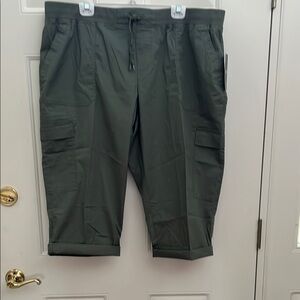 Chaps Green Cargo Capris with Elastic and Drawstring Waist.  Size:  2X.  NWT